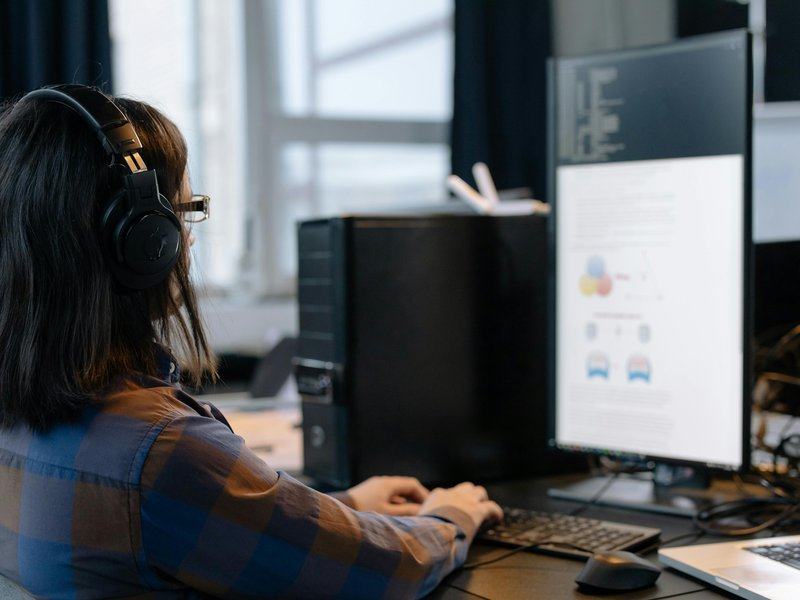 agentic-ai-solutions — sibling_links image — pexels:agentic AI workflow automation pilot professional 