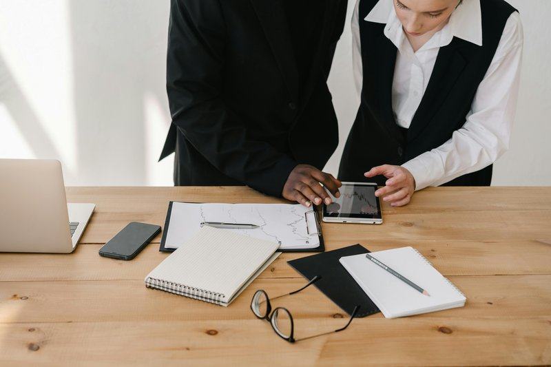 business-partnering-and-capability-building — image_text image — pexels:commercial decision support real-time analytics ex