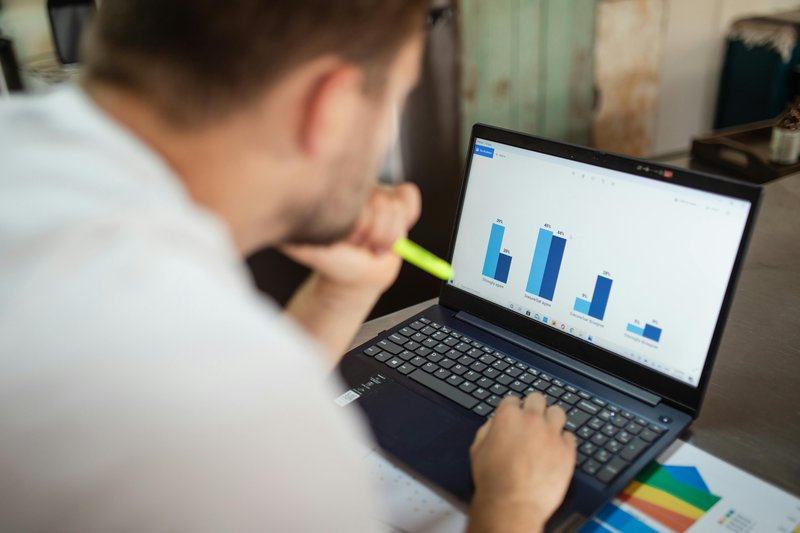 dashboards-reporting — image_text image — pexels:data visualization bar chart analyst professional 