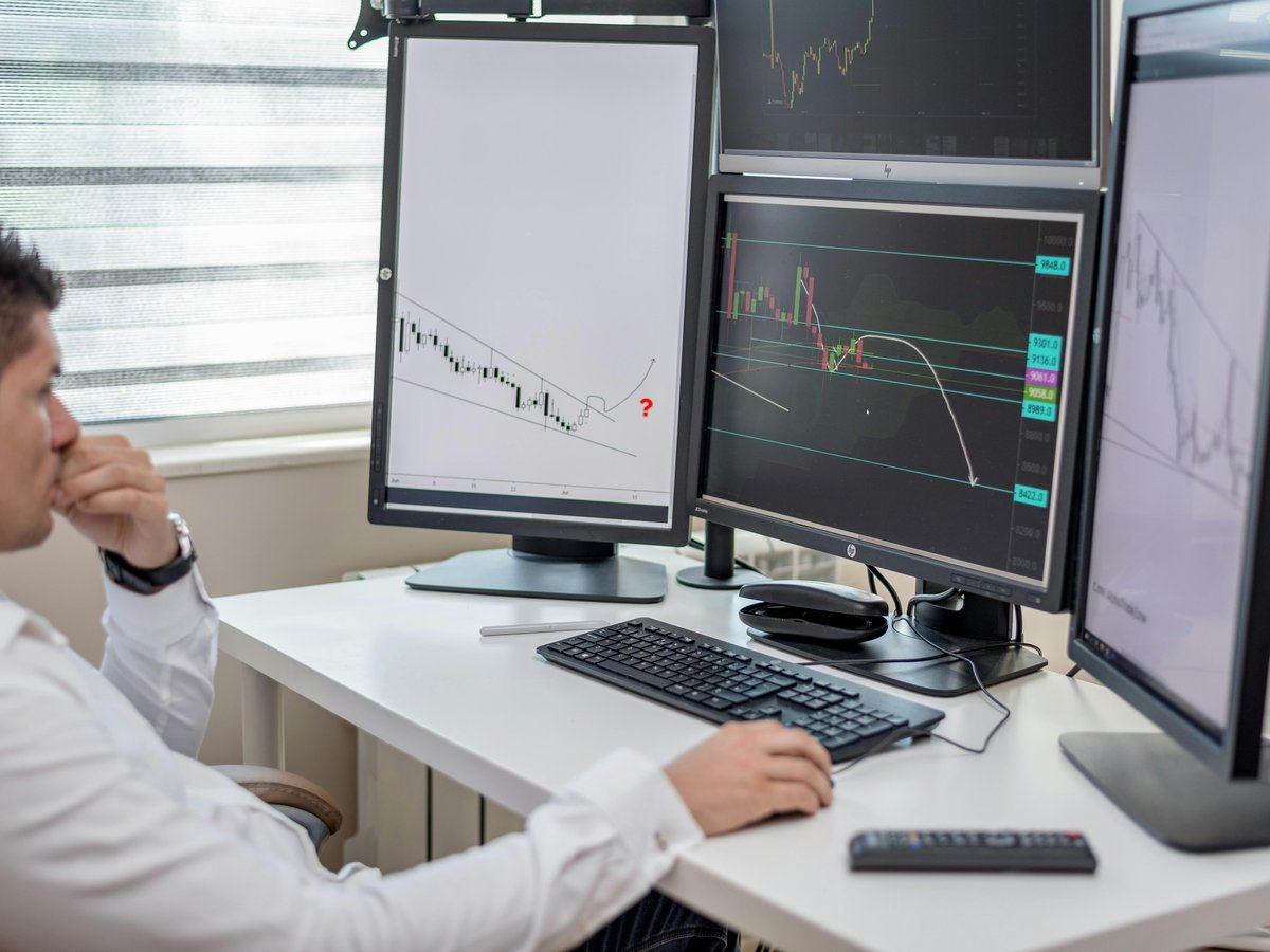 dashboards-reporting — page_hero background_image — pexels:analyst screen charts graphs professional office d